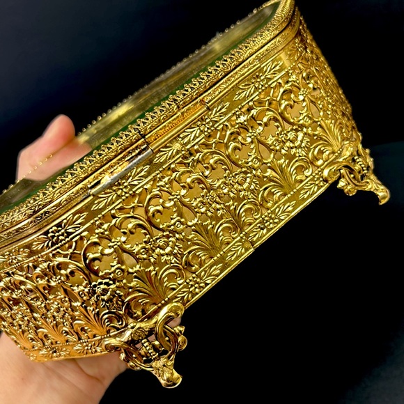 Vintage large brass Ormolu / filigree beveled glass lidded jewelry cask… - Picture 14 of 14